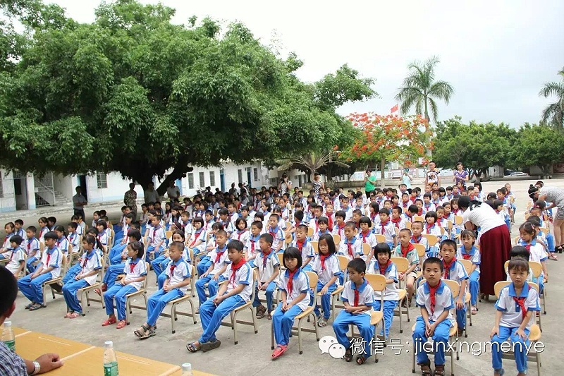 建星公司捐贈平原小學教學設(shè)施2